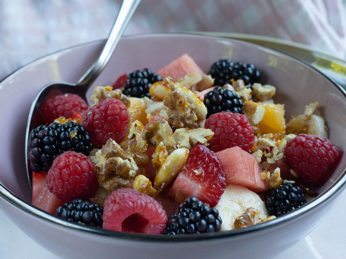 Obstsalat mit Nüssen