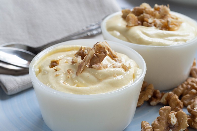 Weiße Mousse mit Nüssen