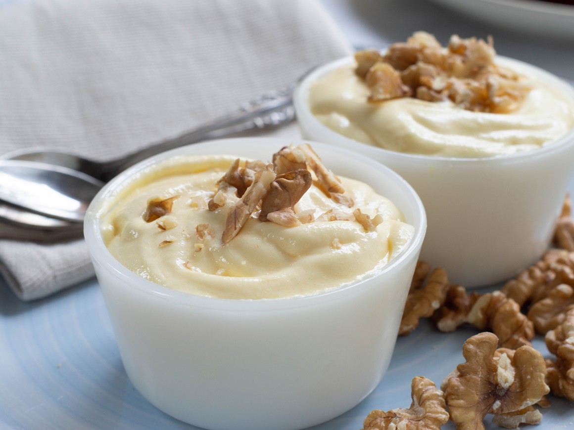 Weiße Mousse mit Nüssen
