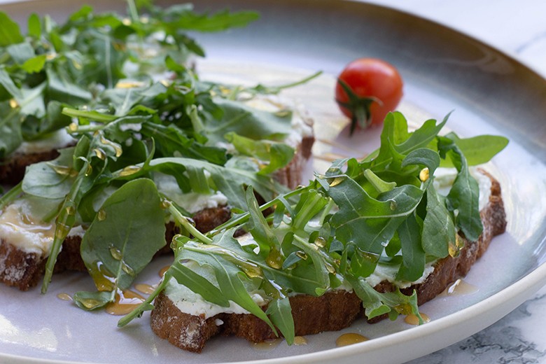 Belegte Brote mit Rucola und Ziegenkäse