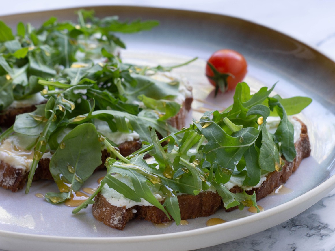 Belegte Brote mit Rucola und Ziegenkäse