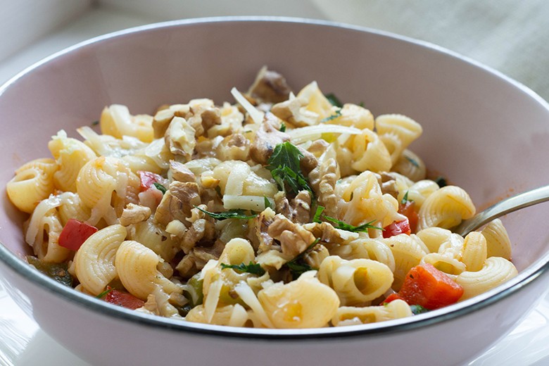 Nudeln mit Paprika und Walnüssen