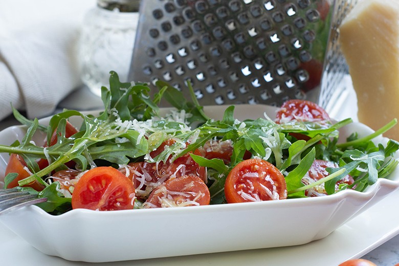 Rucola-Salat mit Tomaten und Parmesan