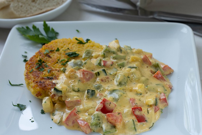 Paprika-Zucchini-Pfanne mit Parmesansauce