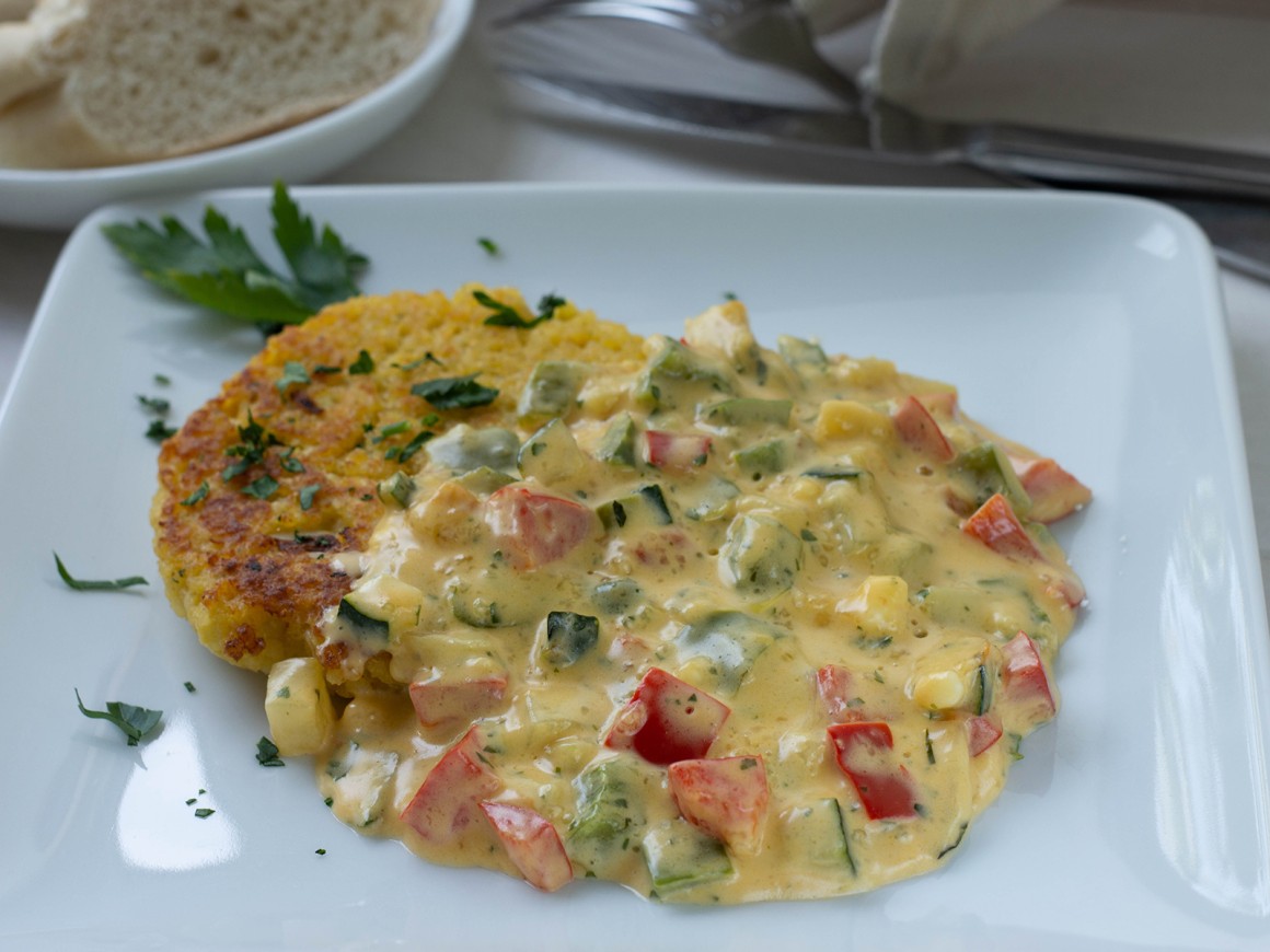 Paprika-Zucchini-Pfanne mit Parmesansauce