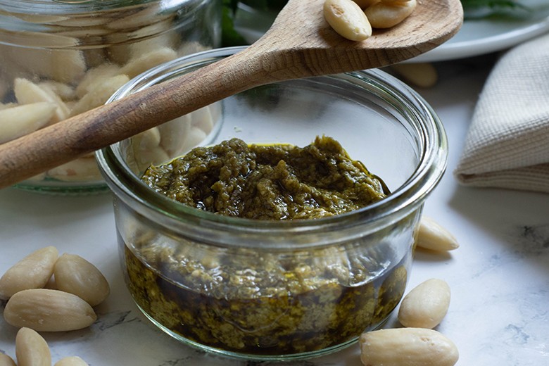 Mandel-Koriander-Pesto