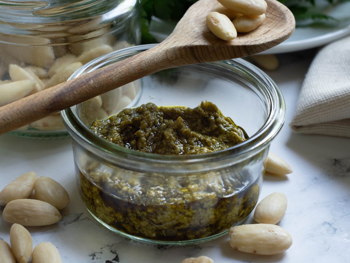 Mandel-Koriander-Pesto