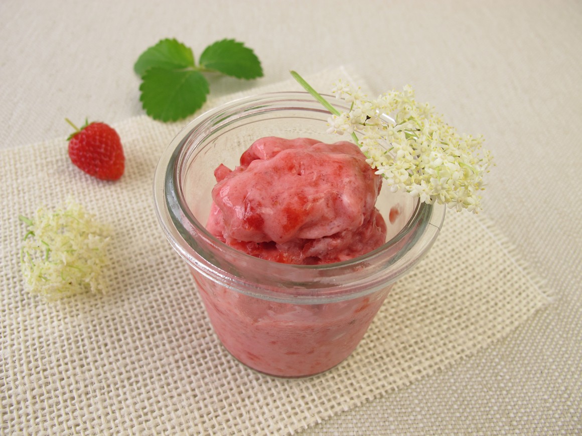 Erdbeer-Holunder-Eis