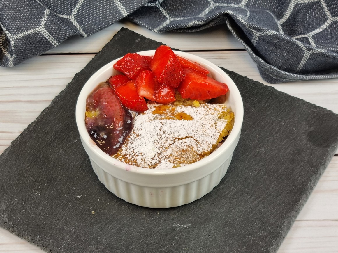 Süßer Auflauf mit Erdbeeren und Blaubeeren