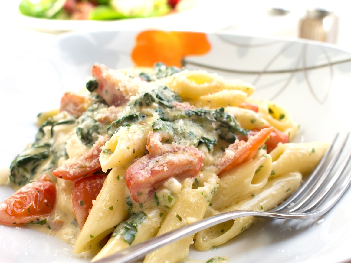 Nudeln mit Spinat, Schafskäse und Tomaten