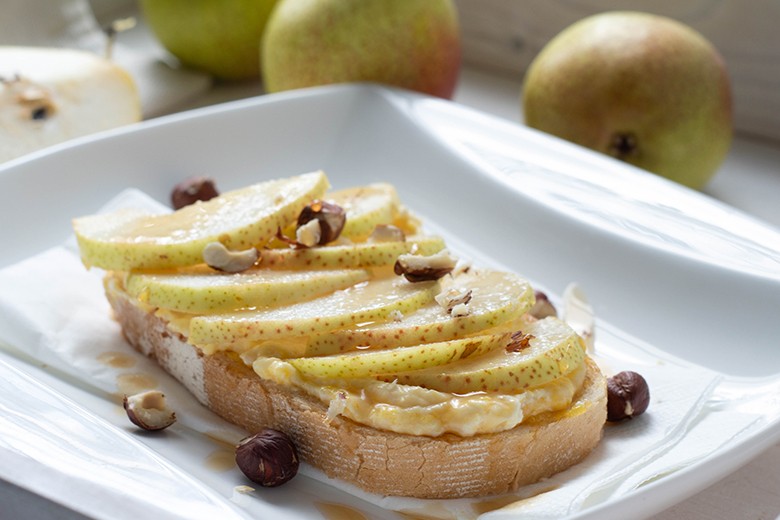 Frühstücksbrote mit Ricotta und Birne