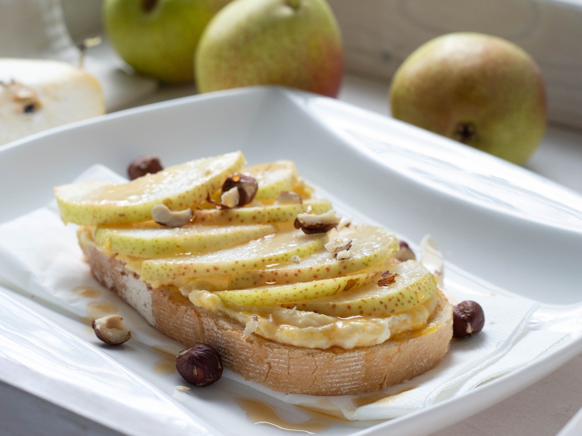 Frühstücksbrote mit Ricotta und Birne