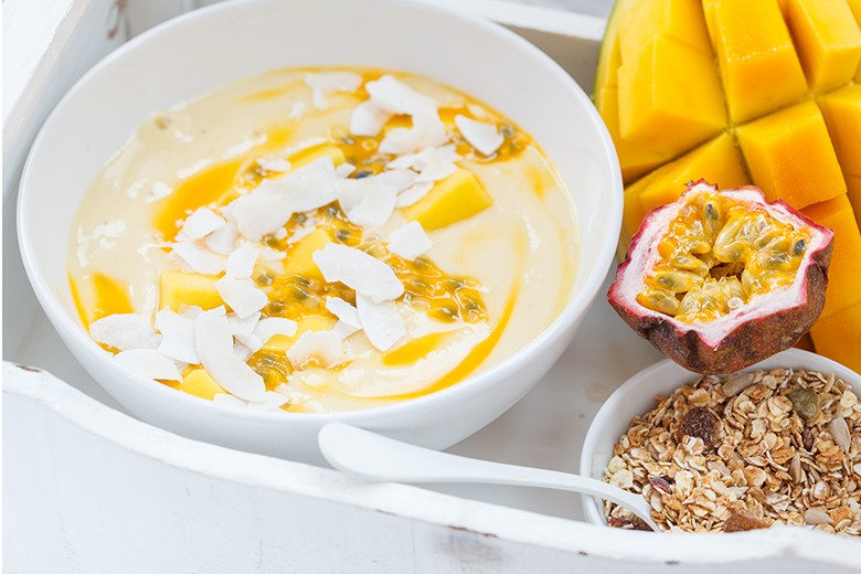 Tropische Smoothiebowl mit Mango und Passionsfrucht