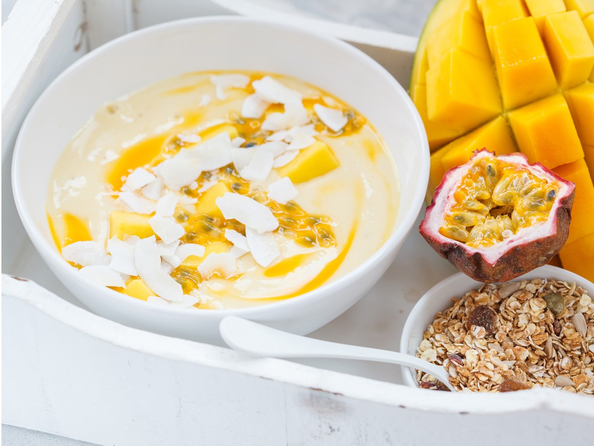 Tropische Smoothiebowl mit Mango und Passionsfrucht