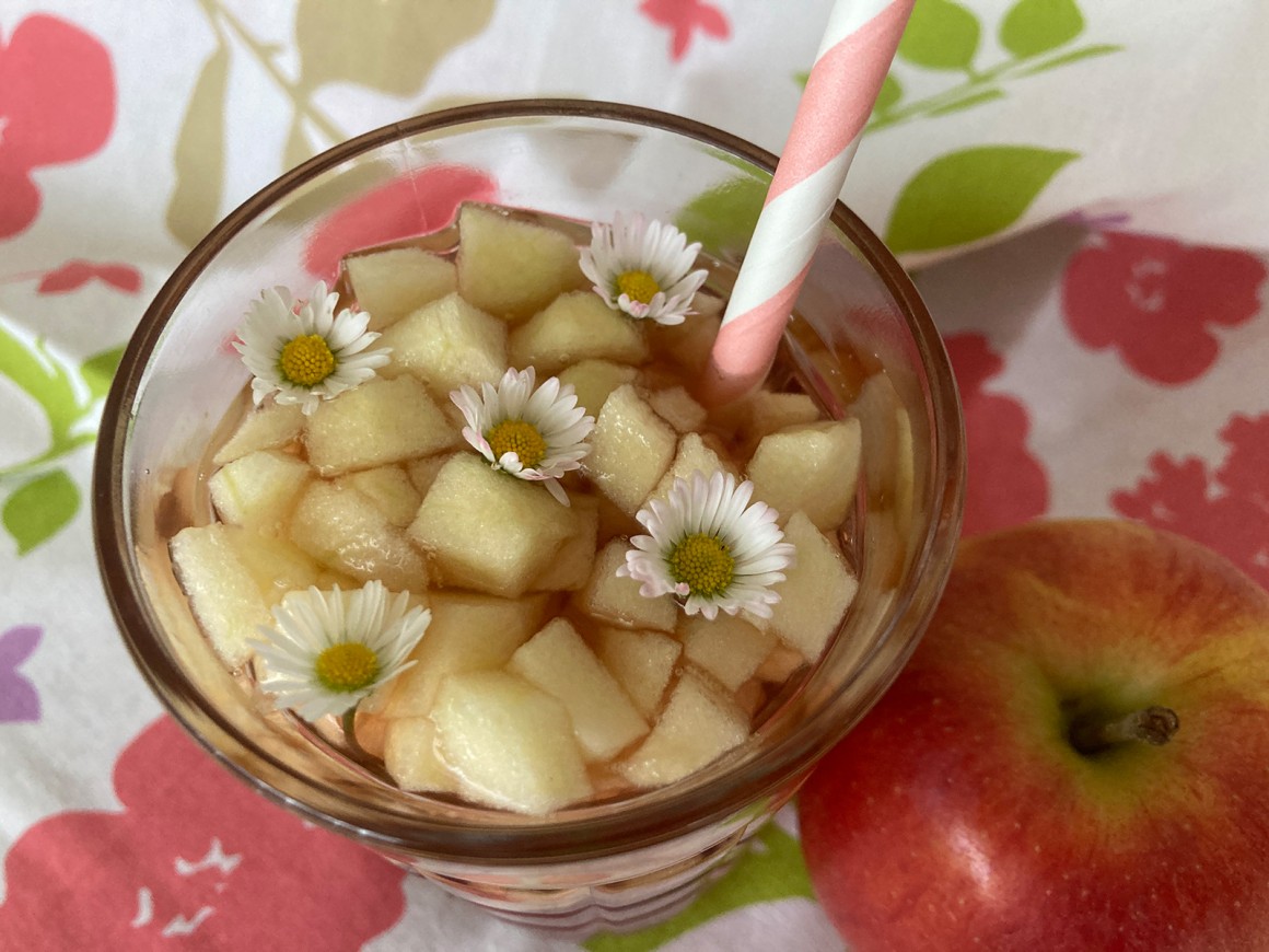 Apfel-Gänseblümchen-Bowle