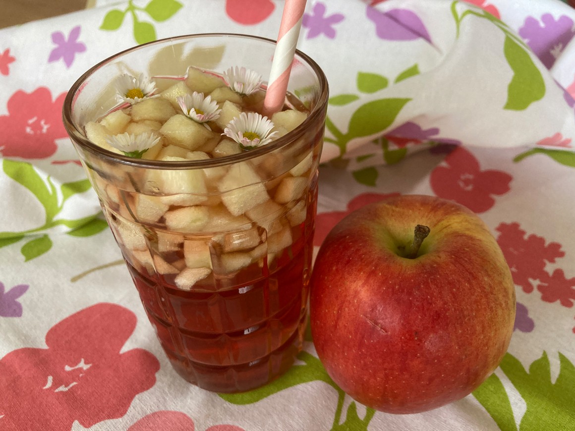 Apfel-Gänseblümchen-Bowle