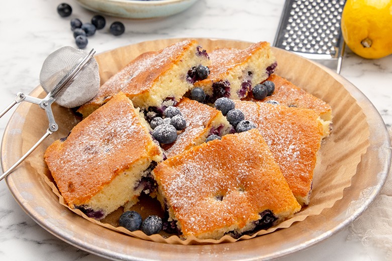 Blaubeerkuchen vom Blech mit Joghurt