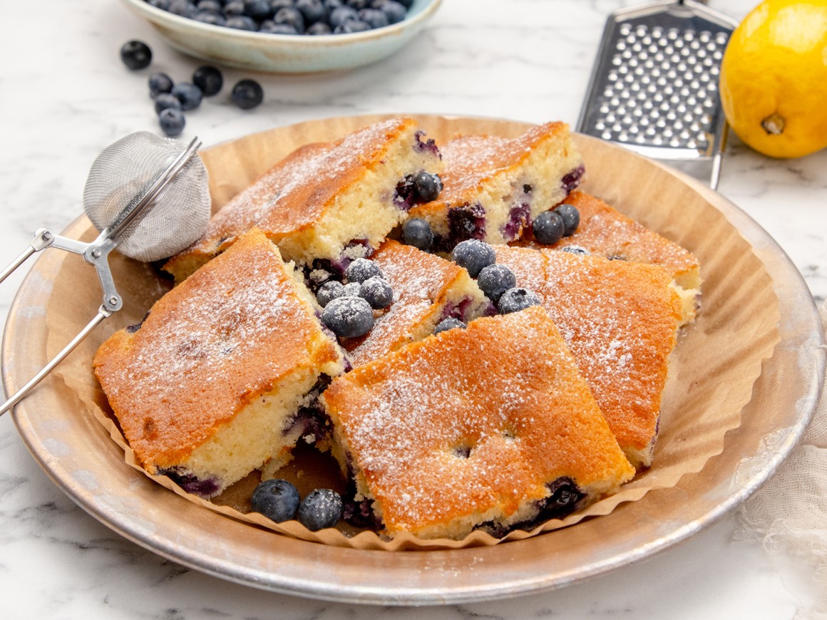 Blaubeerkuchen vom Blech mit Joghurt