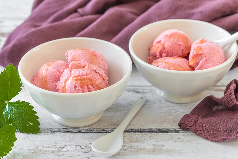 Veganes Joghurteis mit Beeren