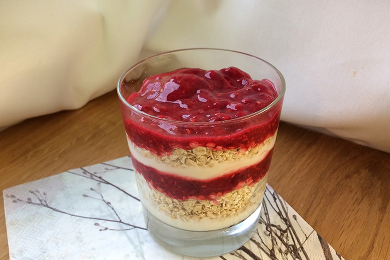 Veganer Frühstücksjogurt mit Himbeeren