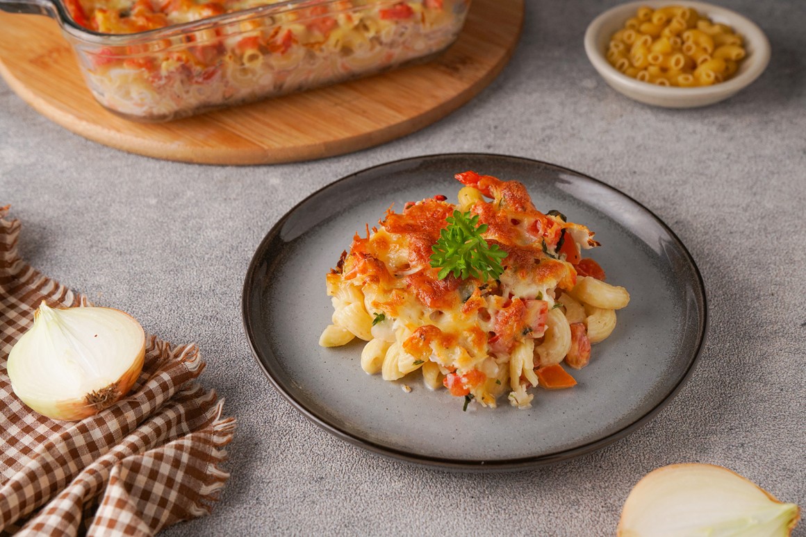 Makkaroni mit Tomaten und Käse überbacken