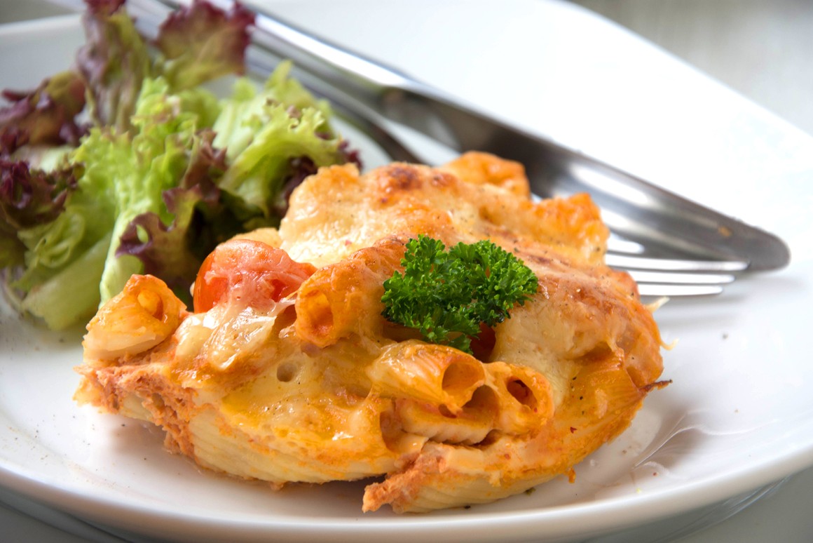 Makkaroni mit Tomaten und Käse überbacken