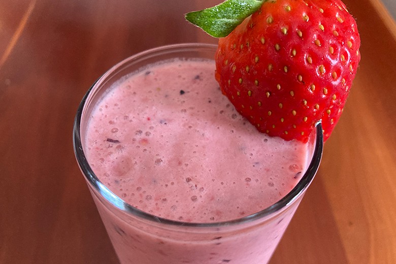 Milchshake mit Beeren und Eiscreme
