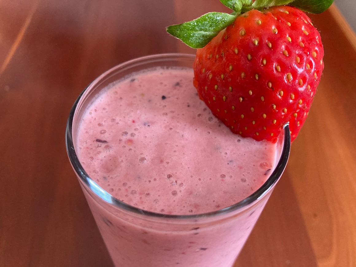 Milchshake mit Beeren und Eiscreme