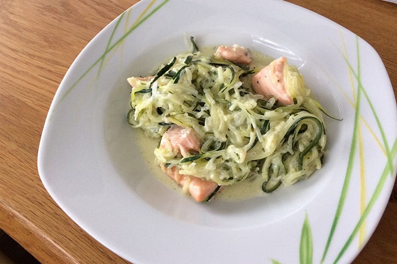Zucchini-Nudeln mit Lachs
