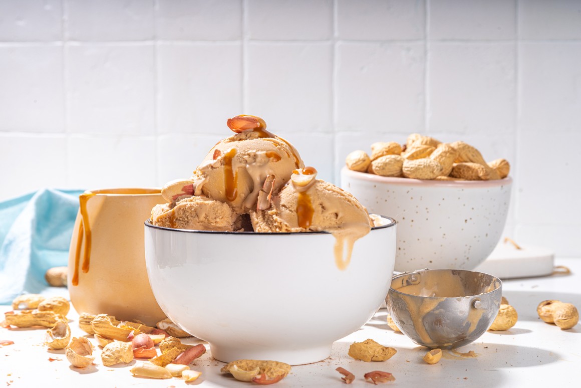Karamell-Eis mit Erdnüssen