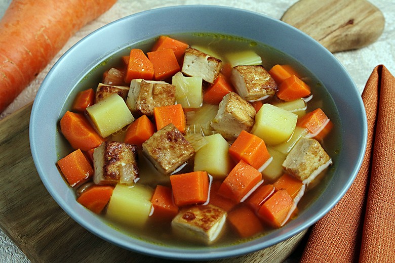 Einfache Möhrensuppe mit Räuchertofu