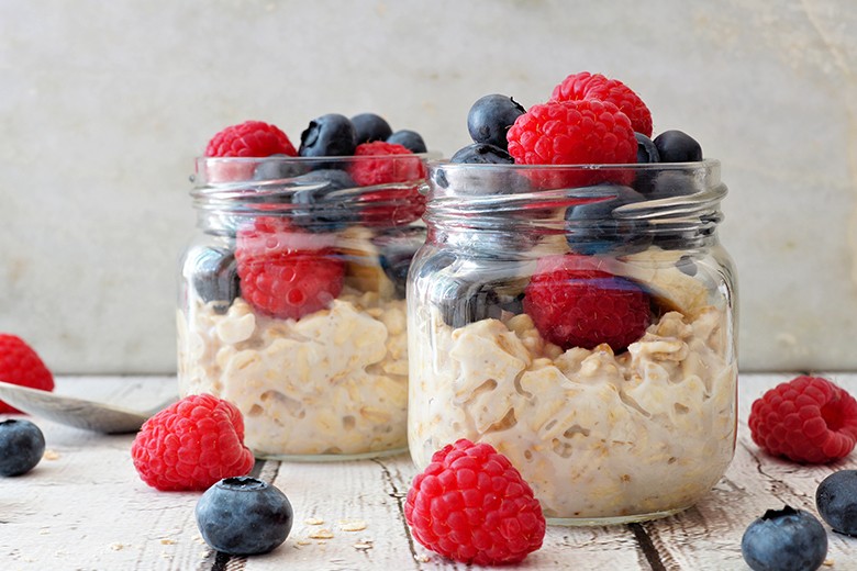 Vegane Overnight Oats mit Beeren-Topping
