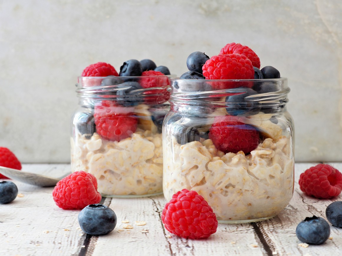 Vegane Overnight Oats mit Beeren-Topping