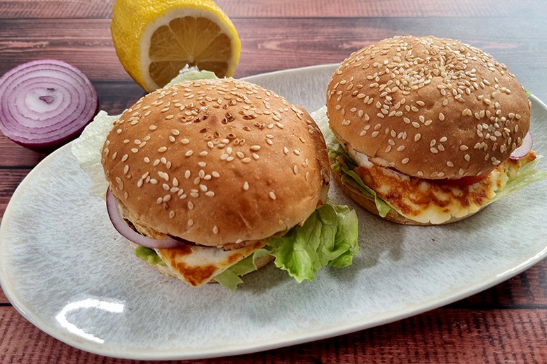 Halloumi-Burger mit Avocadomus