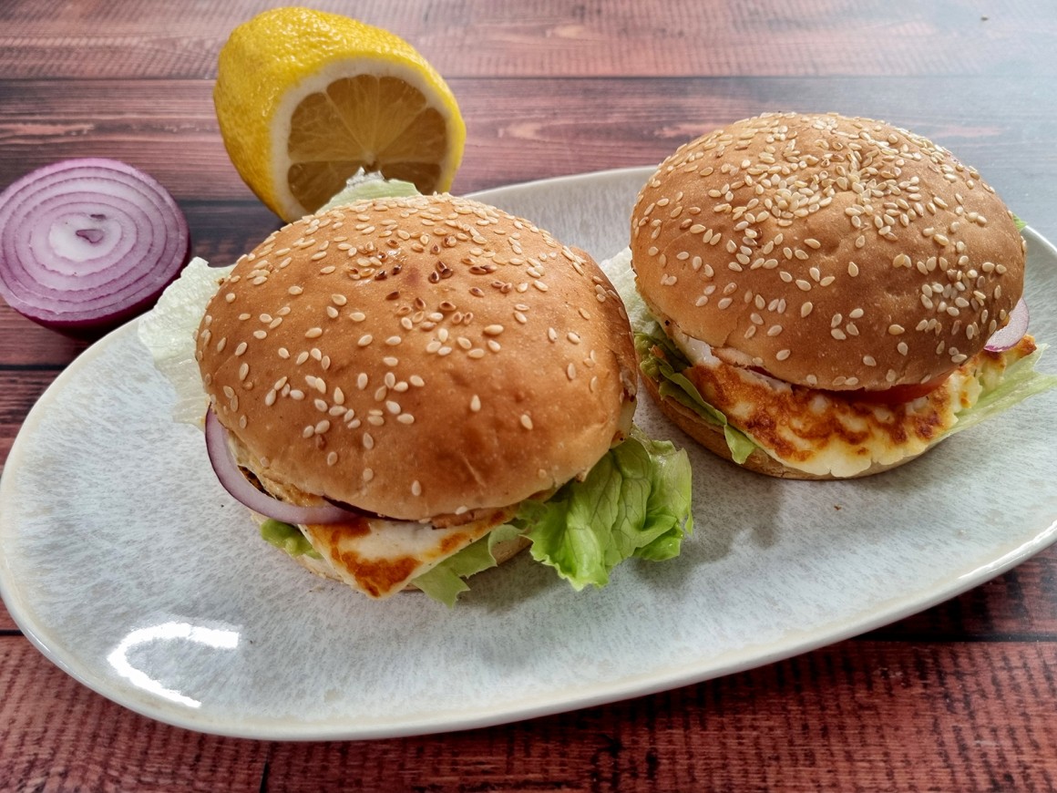 Halloumi-Burger mit Avocadomus