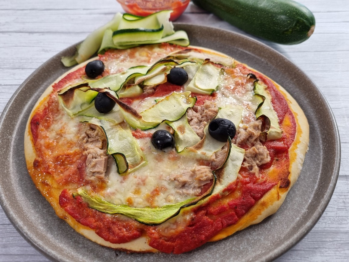 Thunfisch-Zucchini-Pizza