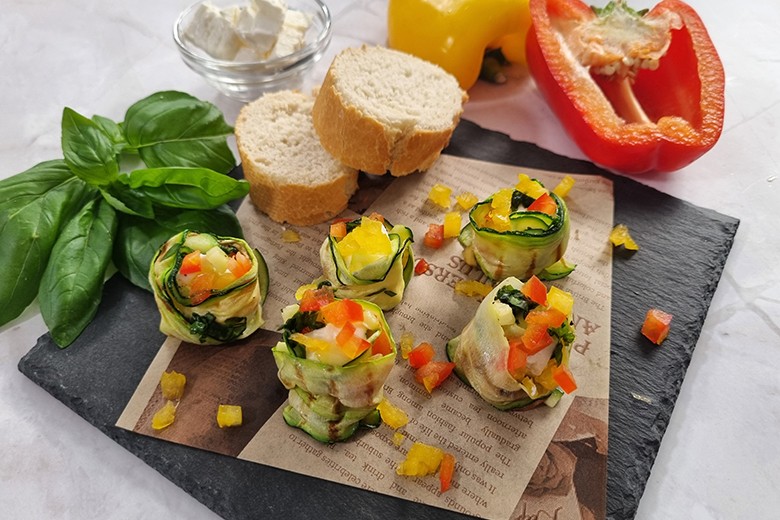 Zucchiniröllchen mit Paprika und Basilikum