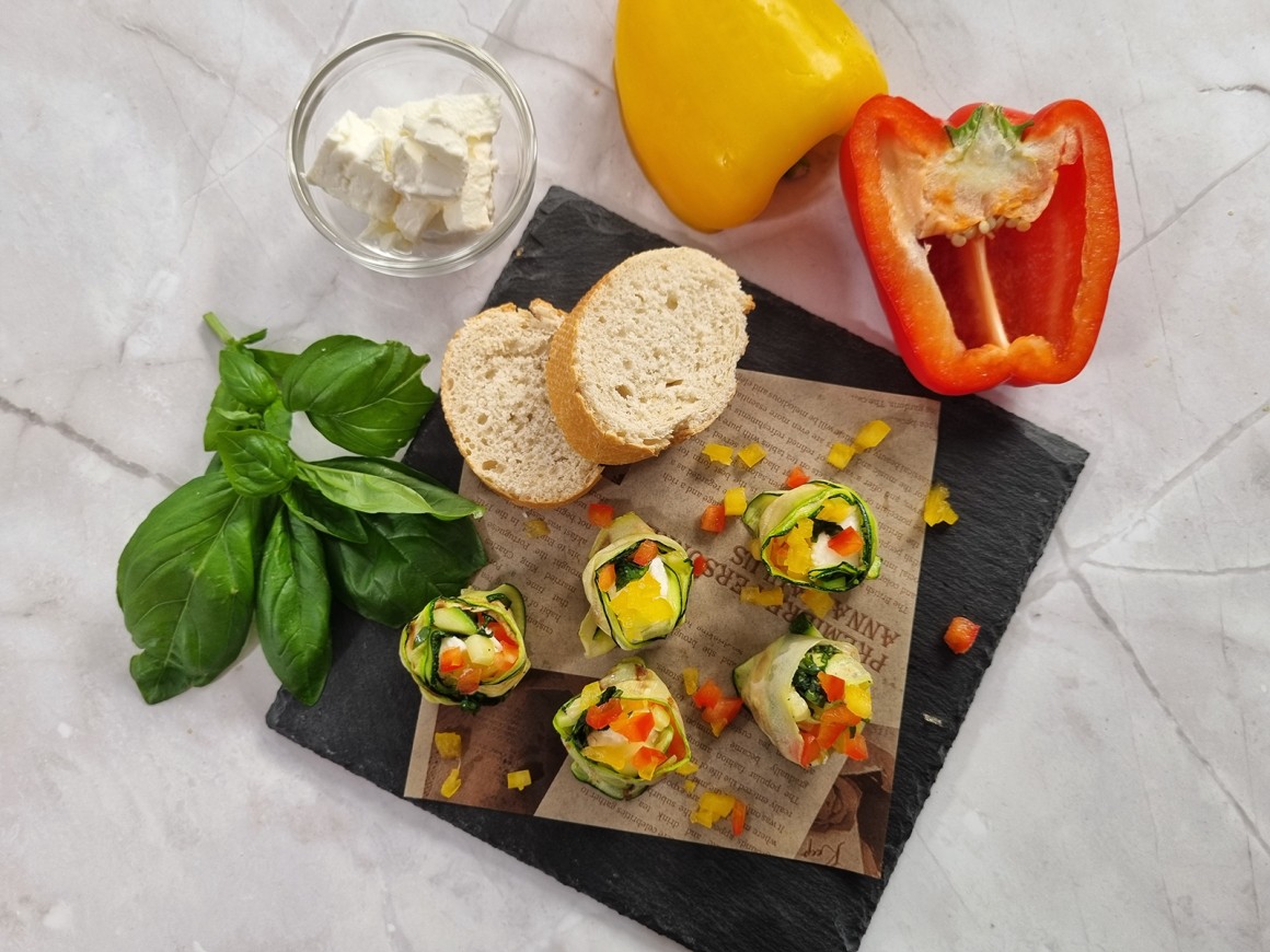 Zucchiniröllchen mit Paprika und Basilikum - Rezept
