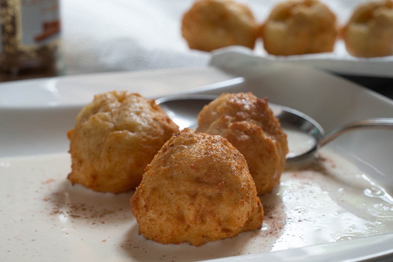 Teigklößchen mit Milch und Zimt