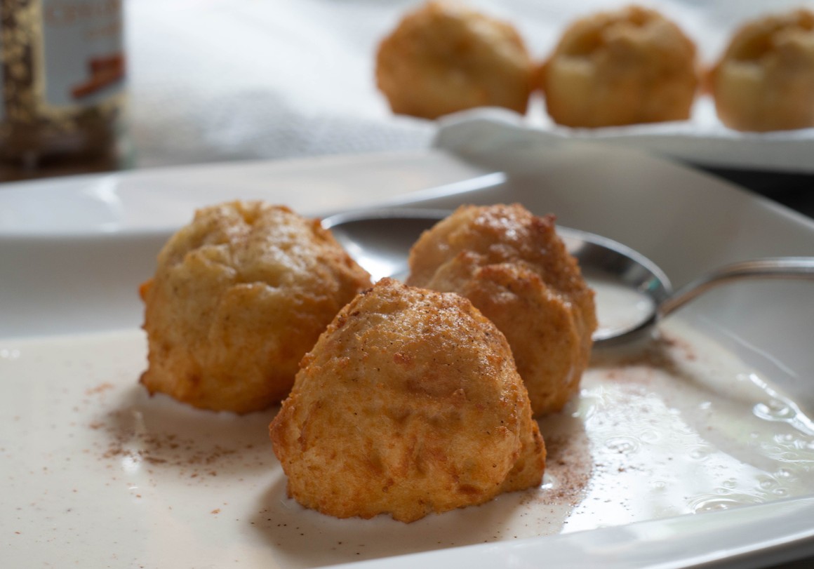 Teigklößchen mit Milch und Zimt