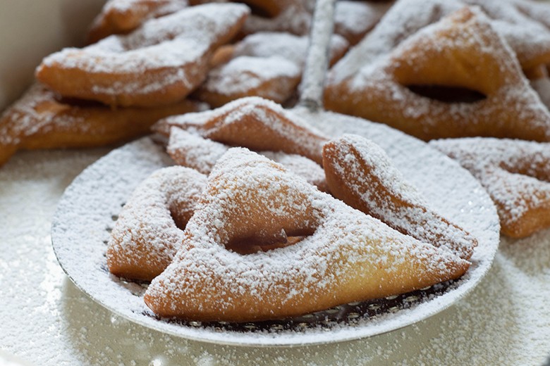 Schmalzgebäck mit Puderzucker