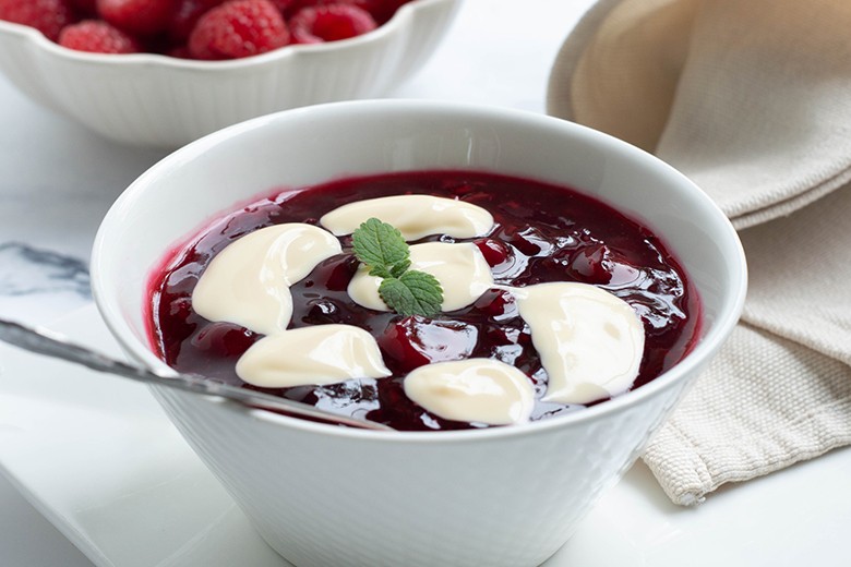 Rote Grütze mit veganer Vanillesauce