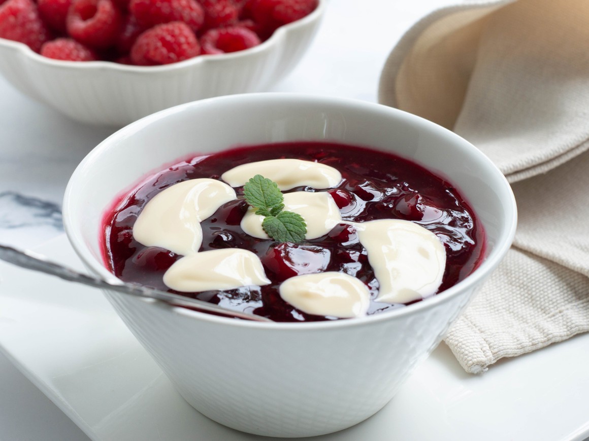 Rote Grütze mit veganer Vanillesauce