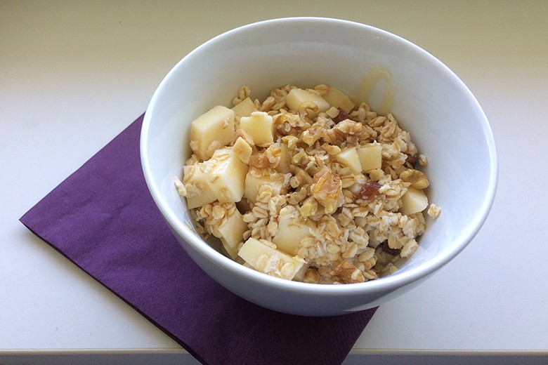 Müsli mit Apfel, Walnüssen und Ahornsirup