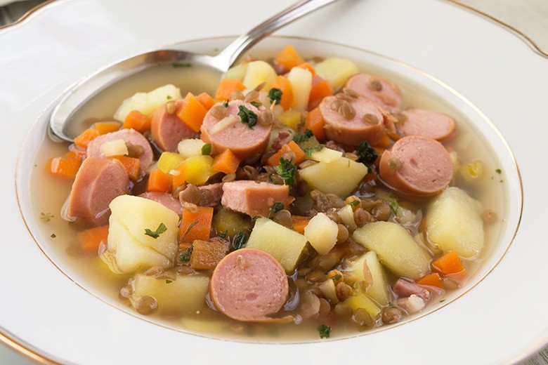 Linsensuppe mit Würstchen