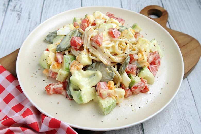 Nudelsalat mit Eiern und Tomaten