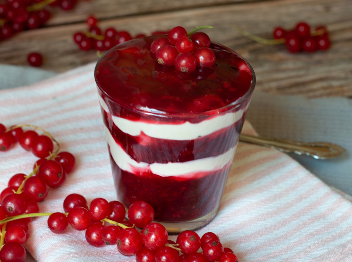 Vanillequark mit Roter Grütze - Rezept