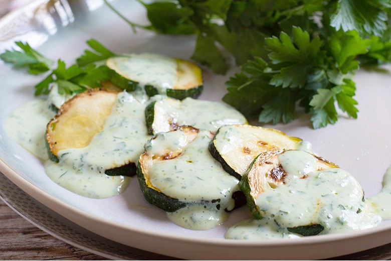 Gebratene Zucchini mit Joghurt-Petersilien-Dip