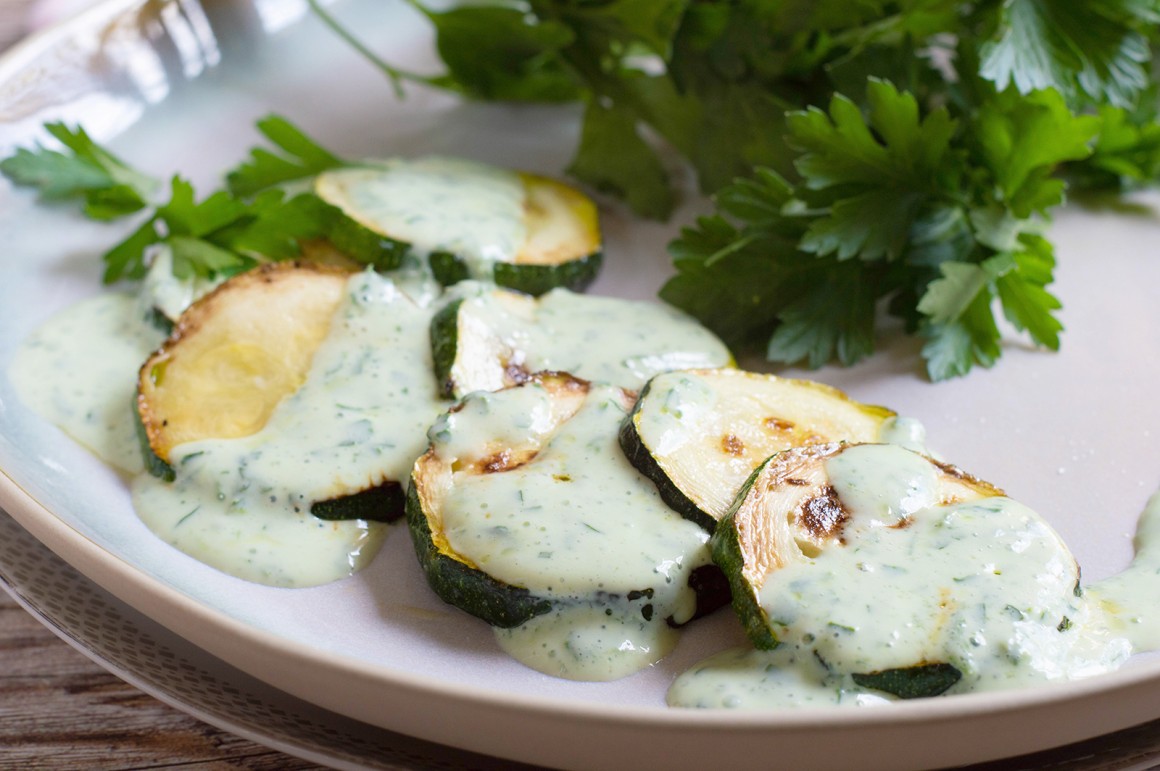 Gebratene Zucchini mit Joghurt-Petersilien-Dip