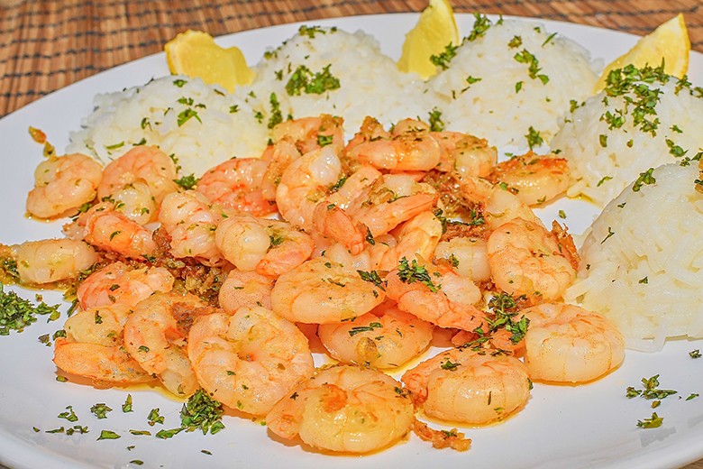 Zitronenreis mit Knoblauch-Garnelen